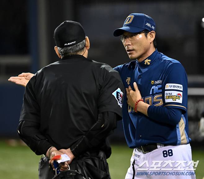18일 잠실야구장에서 열린 NC와 두산의 경기, 7회초 무사 1루 NC 김형준의 내야땅볼때 1루주자 김휘집이 2루에서 세이프 판정이 나온 후 포스아웃으로 번복되자 강인권 감독이 나와 판정에 어필하고 있다. 잠실=허상욱 기자wook@sportschosun.com/2024.06.18/