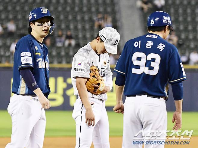 '고개 떨군 전민재, 미안한 베테랑' 19일 잠실야구장에서 열린 두산과 NC의 경기. 6회 1사 1, 2루 NC 권희동의 인필드플라이 타구 때 2루주자 NC 박건우가 3루에서 세이프되고 있다. 잠실=송정헌 기자songs@sportschosun.com