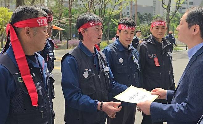 HD현대그룹 조선 3사 노조 대표들이 지난 4월 경기 성남시 HD현대 글로벌R&D센터 앞에서 올해 임금 및 단체협약 공동 요구안을 사측에 전달하고 있다./현대중공업 노조 제공