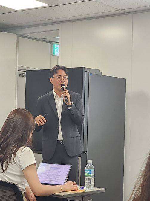 위훈 삼성전자 DA사업부 선행개발팀장이 20일 서울 중구 삼성전자 기자실에서 '비스포크 AI 하이브리드' 제품 관련 설명을 이어가고 있다. ⓒ임채현 기자