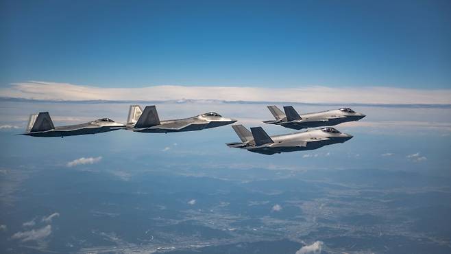 한미 공군의 F-35A, F-22 전투기 편대가 지난 5월 16일 한반도 상공에서 연합훈련을 실시하고 있다. 사진=공군 제공