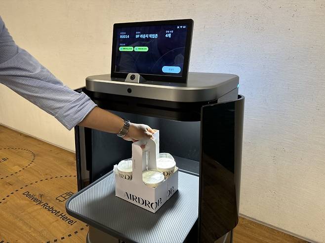 현대차그룹이 국내 최초로 상용화한 주차 로봇이 전기차 아이오닉5를 이동시키고 있다.(위쪽 사진) 아래쪽 사진은 커피를 배송하고 있는 '달이 딜리버리' 사진=최종근 기자