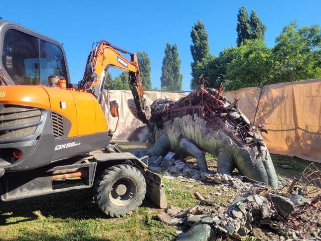 서울시는 4일 도시 미관을 해친다는 지적이 제기됐던 서울 여의도 한강공원의 '괴물' 조형물을 10년 만에 철거했다. 서울시 제공