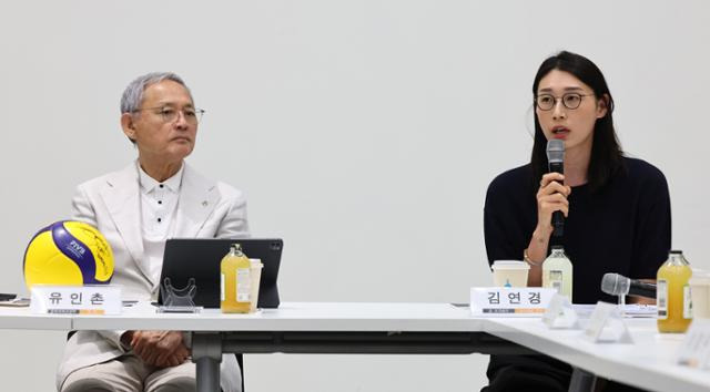 김연경(오른쪽)이 20일 서울 종로구 국립현대미술관에서 열린 대한배구협회·여자배구 국가대표 은퇴선수 간담회에서 유인촌 문화체육관광부 장관에게 한국 배구의 경쟁력을 살리기 위한 방안을 이야기하고 있다. 뉴시스