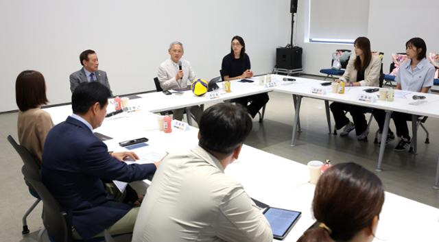 유인촌 문화체육관광부 장관이 20일 서울 종로구 국립현대미술관에서 열린 대한배구협회 및 여자배구 국가대표 은퇴선수 간담회에서 발언하고 있다. 간담회에는 오한남 대한배구협회장과 국가대표에서 은퇴한 김연경, 이숙자, 한유미, 한송이가 참석했다. 뉴시스