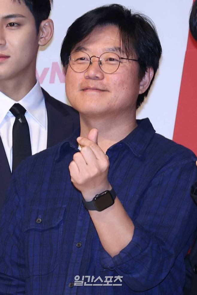 나영석 PD가 3일 오후 서울 강남구 엘리에나호텔에서 열린 tvN 새 예능 '나나투어 with 세븐틴' 제작발표회에 참석해 포즈를 취하고 있다. '나나투어 with 세븐틴'은 가이드로 재취업한 여행 예능 20년 차 베테랑 ‘NA이드’와 이탈리아의 여름으로 떠난 데뷔 10년 차 세븐틴의 찐~한 우정 여행기. 오는 5일 오후 8시 40분 첫 방송. 서병수 기자 qudtn@edaily.co.kr /2024.01.03/