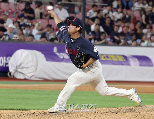 19일 오후 수원 KT위즈파크에서 열린 프로야구 롯데 와 KT 경기. 롯데 투수 김상수가 8회 등판 역투하고있다. 수원=정시종 기자 capa@edaily.co.kr /2024.06.19.