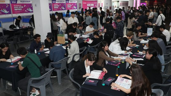 지난 5월 23일 부산 해운대구 영화의 전당에서 부산시가 주최하는 '외국인 유학생 채용박람회'가 열렸다. 중앙포토