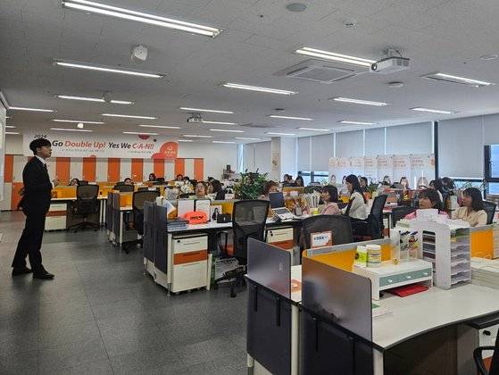 18일 경기 하남시에 위치한 한화생명금융서비스 강일지점에서 베트남 출신 설계사 20여명이 교육을 받고 있다. 오효정 기자