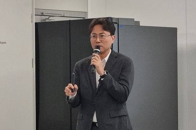 위훈 삼성전자 생활가전(DA)사업부 선행개발팀장이 20일 서울 중구 태평로빌딩에서 연 미디어 행사에서 지난 4월 출시한 비스포크 AI 하이브리드 냉장고에 대해 소개하고 있다. 사진=오정민 한경닷컴 기자