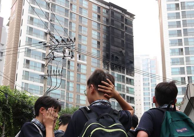 20일 불이난 서울 역삼동 아이파크 아파트를 학생들이 쳐다보고 있다./뉴스1