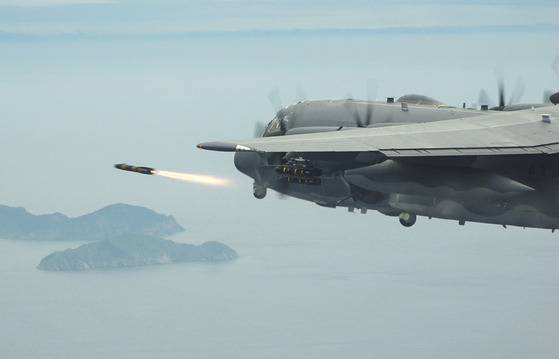 A U.S. AC-130J aircraft fires an AGM-114 Hellfire air-to-ground missile during a combined air exercise between South Korea and the United States on Thursday, in a move to strengthen readiness against North Korean threats. [YONHAP]