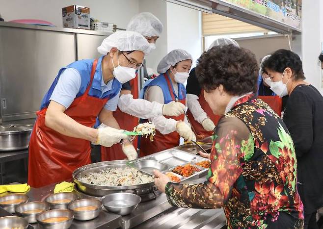 DGB금융지주 그룹지속가능경영총괄 성태문 전무가 임직원 및 대학생들과 함께 배식 봉사를 하고 있다. DGB금융지주 제공