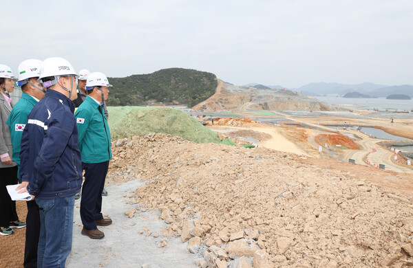 지난 4일 박완수 경남도지사가 기회발전특구로 지정된 고성군 양촌용정일반산업단지를 찾은 모습. /경남도