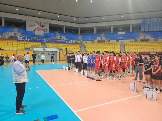 김홍 한국중고배구연맹 회장이 19일 전북 익산 팔봉실내체육관에서 끝난 2024 익산보석배 전국중고배구대회에서 선수들에게 격려사를 하고 있다. [한국중고배구연맹 제공]