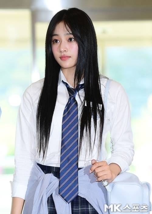 흰색 셔츠와 넥타이로 학창 시절을 연상시키며, 청춘과 순수함을 강조했다. 사진=김영구 기자