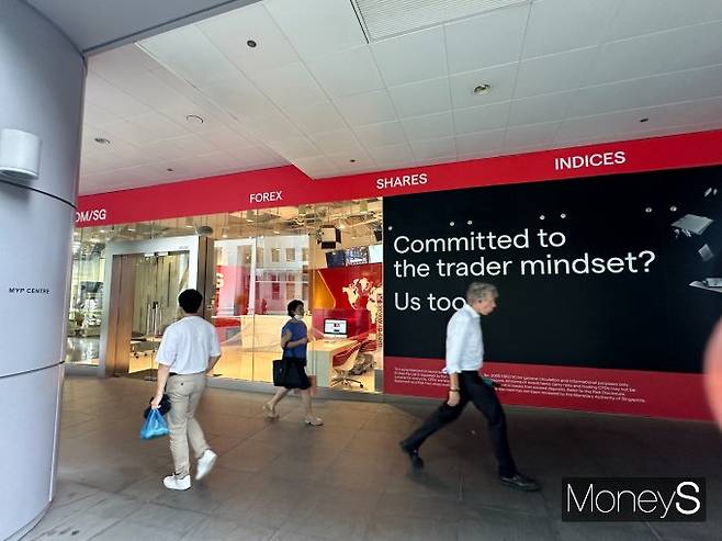 싱가포르 거리를 지나는 사람들./사진=이지운 기자