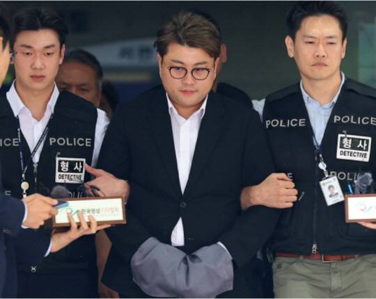 지난 24일 서울 서초구 서울중앙지법에서 구속영장실질심사를 마친 김호중.(연합뉴스)