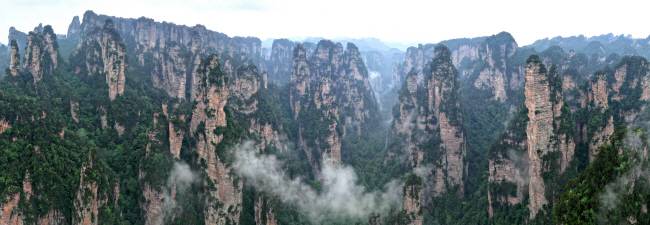 장가계에서 가장 먼저 개발된 ‘황석채(黃石寨)’ 주변의 압도적인 경관. ‘금편계(金鞭溪)’란 계곡을 끼고 하늘을 찌를 듯한 바위봉우리들이 늘어서 있다. 이 중 가장 높은 봉우리 ‘금편암(金鞭岩)’에는 진시황이 던져둔 관음보살 머리카락으로 만든 채찍이 봉우리로 변했다는 전설이 깃들어 있다.