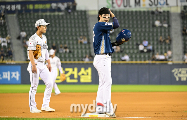 2024년 6월 19일 서울 잠실구장에서 '2024 신한 SOL Bank KBO리그' NC 다이노스와 두산 베어스의 경기가 열렸다. NC 2루 주자 박건우가 6회초 1사 1.2루서 권희동의 유격수 플라이 때 인플드플라이아웃이 선언되었을 때 3루 앞에서 시간을 끌며 태그를 피하며 베이스를 밟았고 세이프가 된 뒤 기뻐하고 있다. 두산 3루수 전민재는 포스 아웃으로 착각하며 당황하고 있다./잠실=유진형 기자 zolong@mydaily.co.kr