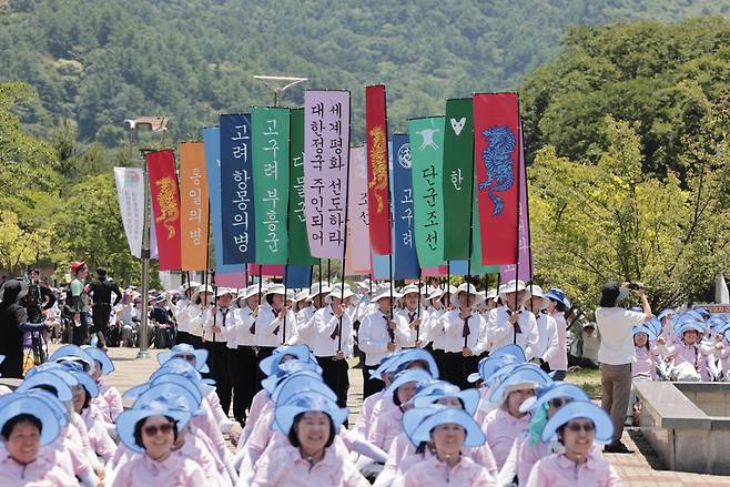 ‘한반도 평화와 국민 통합을 기원하는 만인대법회’ 참석자들이 평화와 통합을 염원하는 행진을 하고 있다. [정토회 제공]