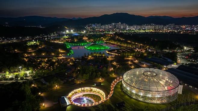 [순천=뉴시스] 한여름밤 불을 밝힌 순천만국가정원. (사진=순천시 제공) 2024.06.20. photo@newsis.com *재판매 및 DB 금지