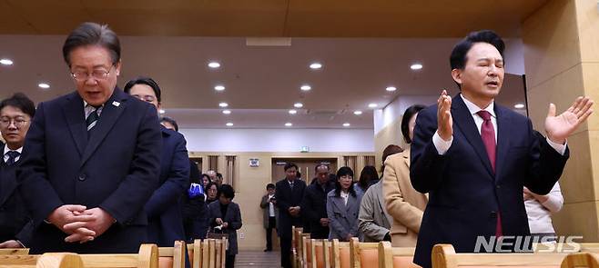 [서울=뉴시스] 뉴시스 이영환 기자가 8일 한국사진기자협회 제255회 이달의 보도사진상 뉴스 부문에서 '기도하는 모습은 달라도 원하는 것은 같아요'로 최우수상을 수상했다. 사진은 지난 3월 31일 제22대 총선 인천 계양을에 출마한 이재명 더불어민주당 대표와 원희룡 국민의힘 계양을 후보가 인천 계양구 가나안교회에서 부활절 예배를 드리고 있다. 2024.05.08. photo@newsis.com