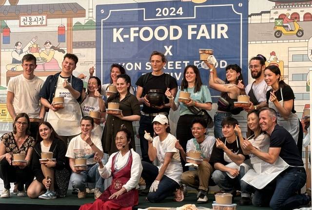 리옹 케이푸드 페어에서 진행된 한식 요리 교실에 참가한 소비자들이 손하트를 그려보이고 있다. aT