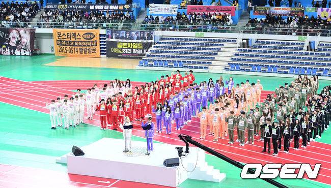 [OSEN=이대선 기자] 16일 오전 인천남동체육관에서 ‘2020 설특집 아이돌스타 선수권대회’가 열렸다.그룹 모모랜드 주이와 AB6IX 이대휘가 선서를 하고 있다. /sunday@osen.co.kr