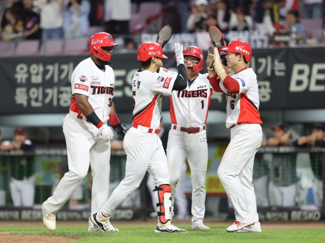 김도영이 만루홈런을 때리고 동료들의 축하를 받고 있다./KIA 타이거즈 제공