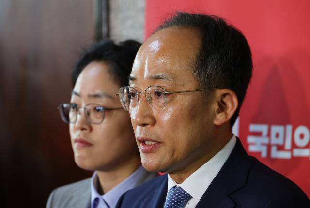 ▲국민의힘 추경호 원내대표가 19일 오전 국회에서 원구성 관련 백브리핑을 하고 있다. 이날 추 원내대표는 더불어민주당에게 "법제사법위원회와 운영위원회를 1년씩 순차적으로 맡는 안을 공개 제안한다"고 밝혔다. ⓒ연합뉴스