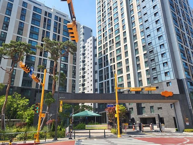 지난 19일 경기도 성남시 중원구 ‘e편한세상금빛그랑메종’ 4단지 아파트 전경.