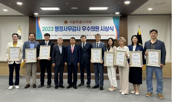 지난 19일 수도권일보와 시사뉴스가 공동으로 선정한 ‘2023행정사무감사 우수의원’ 시상식에서 참석자들이 기념촬영을 하고 있다.