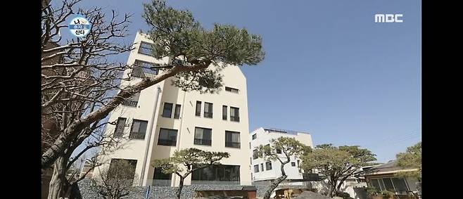 &nbsp;2022년 5월20일 방영된&nbsp;MBC&nbsp;예능 《나 혼자 산다》에 나온 대전 유성구 박세리씨 저택 ⓒ&nbsp;MBC&nbsp;캡처