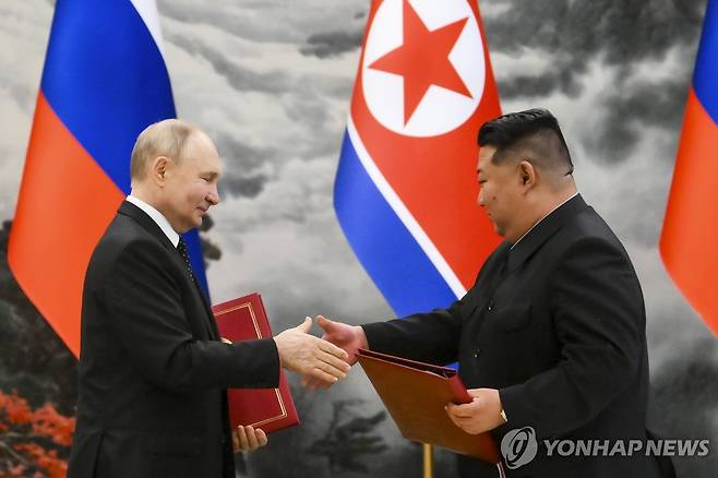 포괄적 전략 동반자 협정 체결하고 악수하는 푸틴과 김정은 [AP/크렘린풀=연합뉴스. 재판매 및 DB 금지]