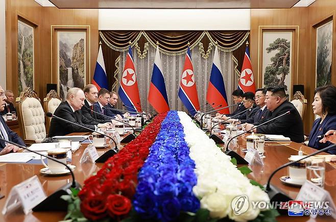 북한 김정은, 푸틴과 회담 (평양 조선중앙통신=연합뉴스) 김정은 북한 국무위원장과 블라디미르 푸틴 러시아 대통령이 지난 19일 금수산영빈관에서 회담이 진행됐다고 조선중앙통신이 20일 보도했다. 2024.6.20 
    [국내에서만 사용가능. 재배포 금지. For Use Only in the Republic of Korea. No Redistribution] nkphoto@yna.co.kr