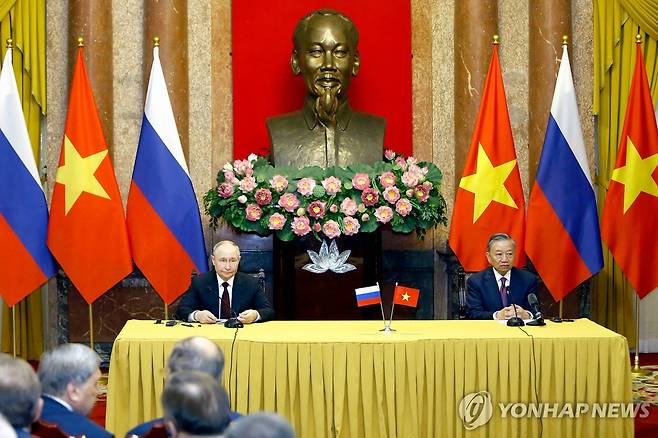 푸틴 대통령과 또 럼 베트남 주석 [AFP/크렘린풀=연합뉴스. 재판매 및 DB 금지]