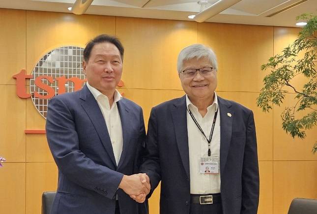 최태원 SK 그룹 회장(왼쪽)과 TSMC 웨이저자 회장이 대만 타이베이 TSMC 본사에서 기념 촬영을 하고 있다./사진=SK그룹 제공