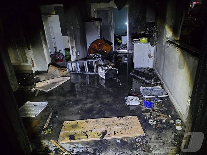 21일 오전 1시57분께 대전 중구 산성동의 한 4층짜리 다세대 주택 2층에서 불이 나 40대 주민이 심정지 상태로 병원으로 옮겨졌다.(대전 서부소방서 제공) /뉴스1