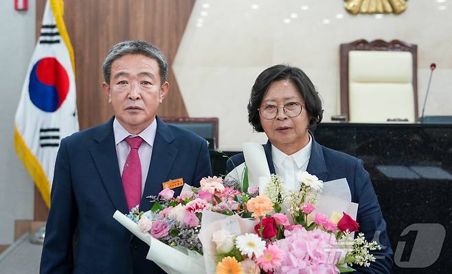 괴산군의회 후반기 부의장에 선출된 송영순 의원(오른쪽)과 신송규 의장.(괴산군의회 제공)/뉴스1