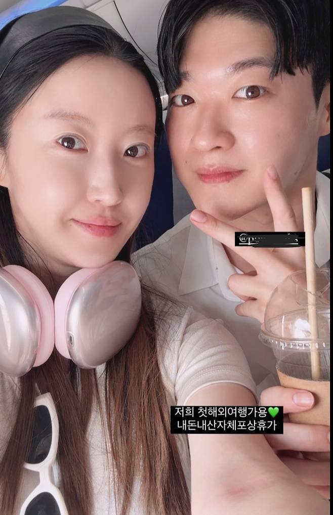 21일 정숙은 자신의 인스타그램 스토리에 "저희 첫 해외여행 가요, 내돈내산 자체 포상휴가"라며 영호와 다정하게 찍은 사진을 공개했다. 정숙 인스타그램