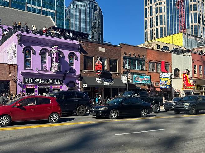 테네시 주 내슈빌(Nashville)의 다운타운. 컨트리 음악의 성지로 미국은 물론 유럽 각지에서 팬들이 방문, 관광수입이 크게 늘고 있다.