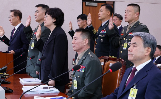 21일 오전 국회 법제사법위원회에서 열린 채상병특검법에 대한 입법청문회에서 증인으로 출석, 증인선서를 거부한 임성근 전 해병대 1사단장과 이종섭 전 국방부 장관. 연합뉴스