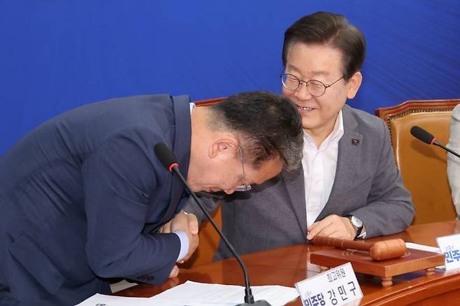 더불어민주당 이재명 대표가 지난 19일 국회에서 열린 최고위원회의에서 새로 지명된 강민구 최고위원과 악수하고 있다. ⓒ연합뉴스