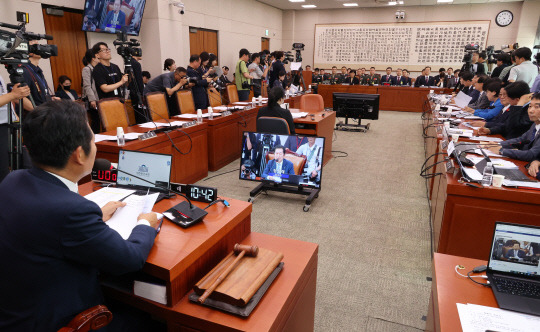 21일 국민의힘 위원들이 불참한 가운데 국회 법제사법위원회에서 '순직 해병 진상규명 방해 및 사건은폐 등의 진상규명을 위한 특별검사 임명법'(채상병특검법)에 대한 입법청문회가 열리고 있다.   [연합뉴스]