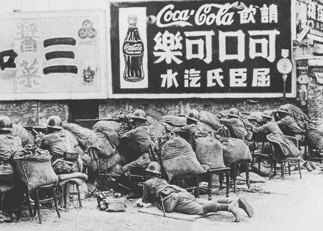일본은 1931년 ‘만주사변’을 일으켜 새로운 제국주의 질서 추구의 신호탄을 쐈다. 이후 중국을 침략한 일본군이 상하이 전투에 임하고 있는 모습. 책과함께 제공