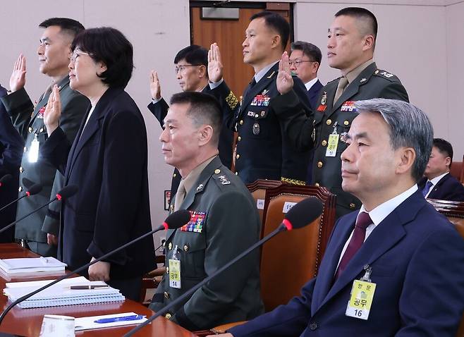 박정훈 전 해병대 수사단장(왼쪽부터), 유재은 전 국방부 법무비서관 등이 21일 오전 국회 법제사법위원회에서 열린 순직 해병 진상규명 방해 및 사건은폐 등의 진상규명을 위한 특별검사 임명법(채상병특검법)에 대한 입법청문회에 증인으로 출석해 증인선서를 하는 동안 선서를 거부한 임성근 전 해병대 1사단장, 이종섭 전 국방부 장관이 자리에 앉아 있다. 연합뉴스