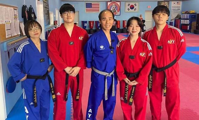 성폭행범 제압한 한 안(59) 관장과 그의 가족들. 에드 곤잘레즈 페이스북 갈무리