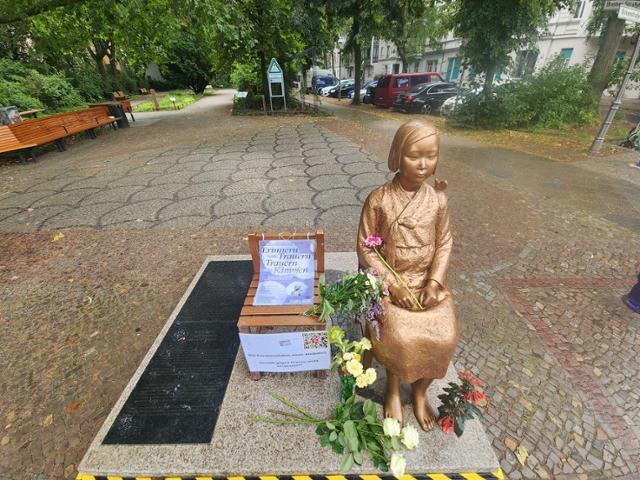 19일 독일 베를린시 미테구에 설치되어 있는 평화의 소녀상. 일본군 위안부를 상징하고 일본군 만행을 알리는 소녀상은 현재 철거 위기에 놓여 있다. 베를린=신은별 특파원