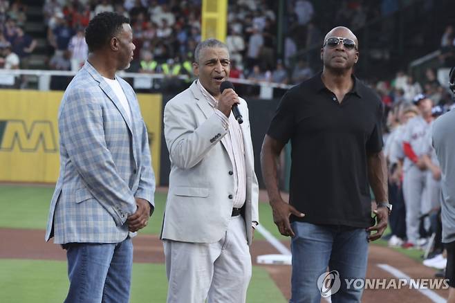 경기 시작을 알리는 그리피 주니어, 메이스의 아들, 본즈(왼쪽부터). AP=연합뉴스